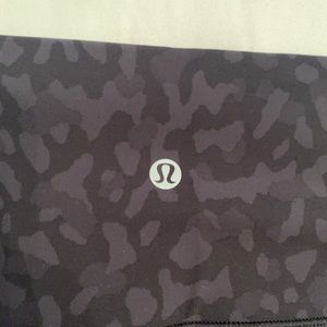 Lulu Lemon Leggings black pattern & barely worn
